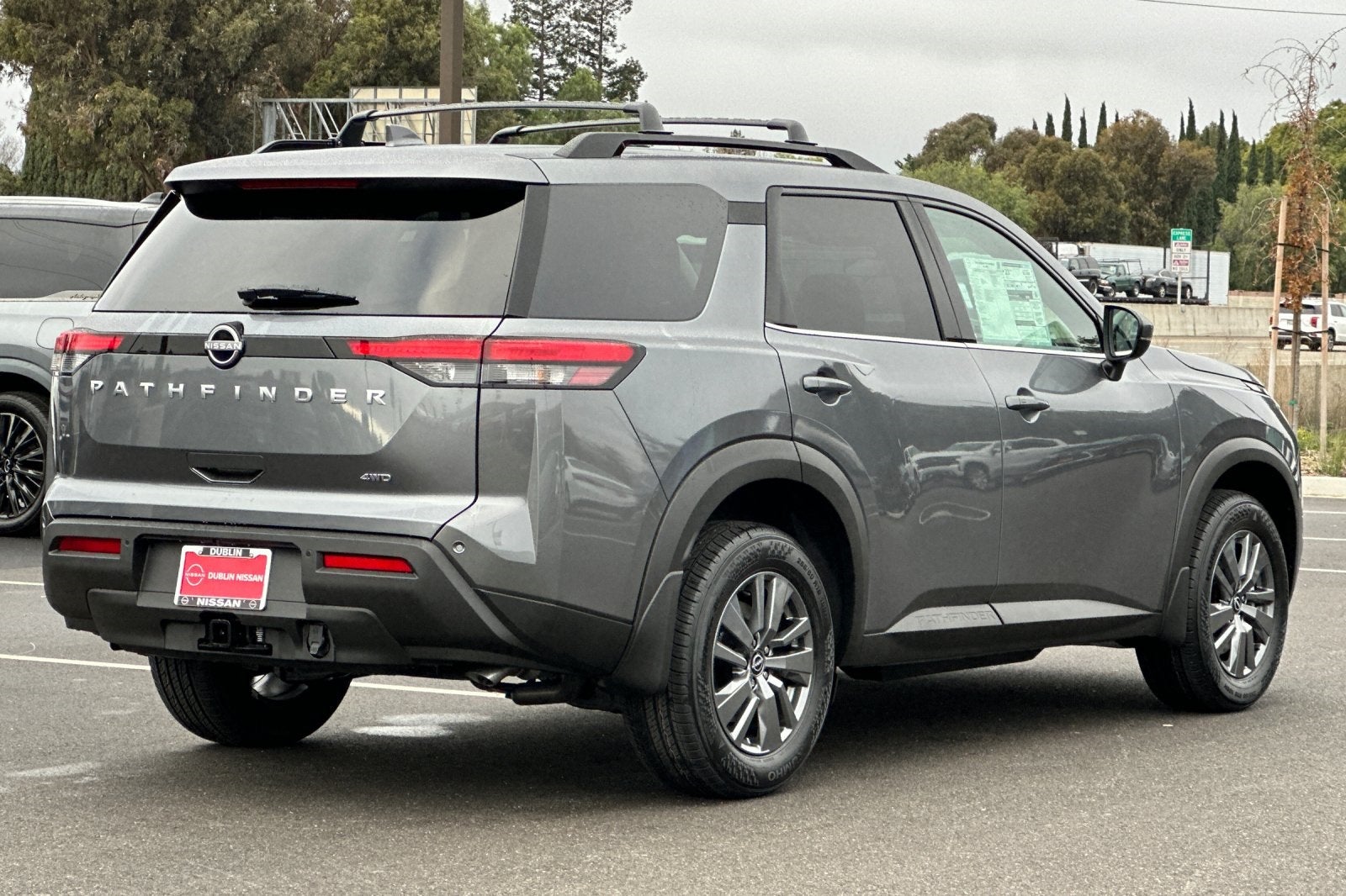 2025 Nissan Pathfinder SV