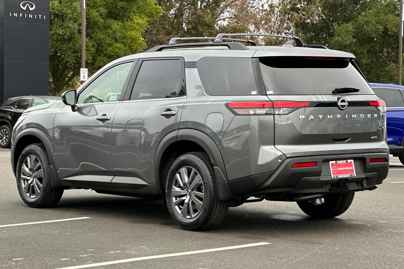 2025 Nissan Pathfinder SV