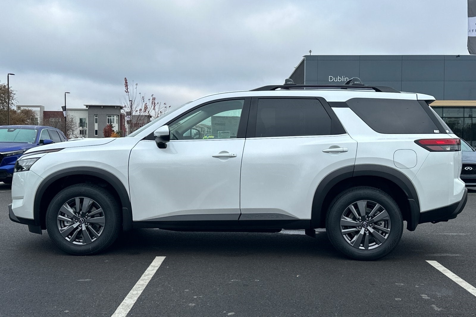 2025 Nissan Pathfinder SV