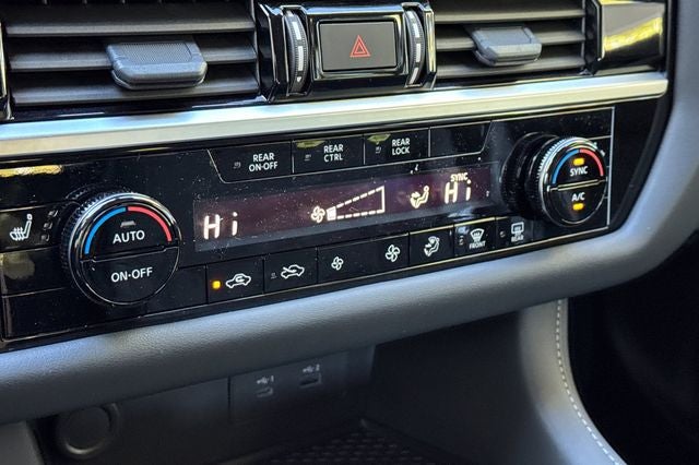 2025 Nissan Pathfinder SV