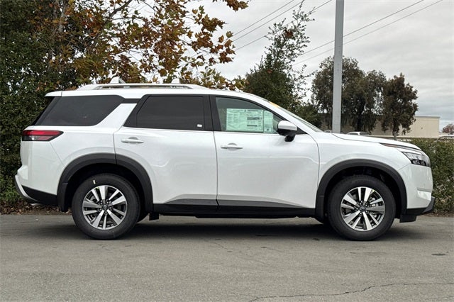 2025 Nissan Pathfinder SL