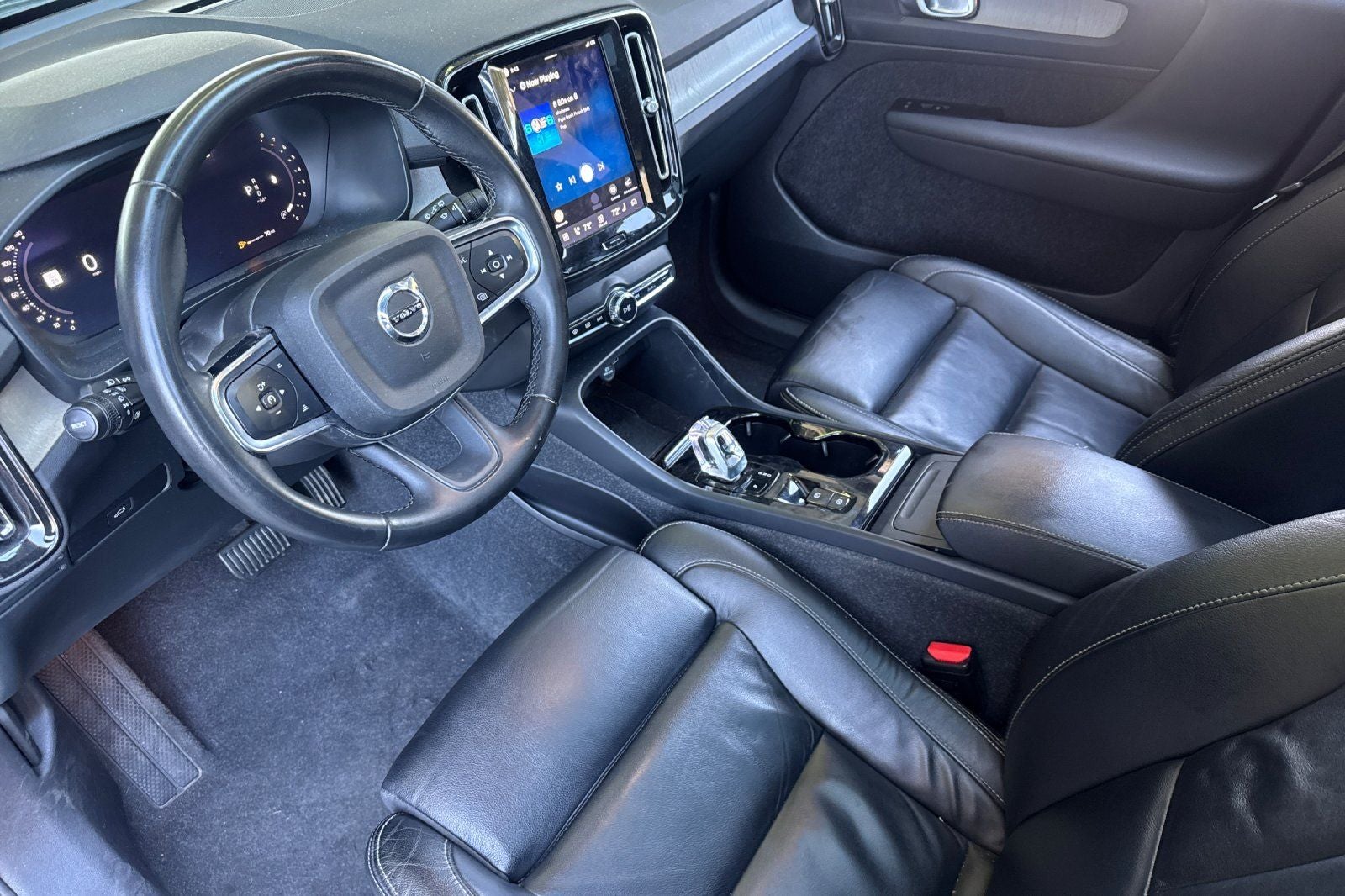 2023 Volvo XC40 B4 Plus Dark Theme