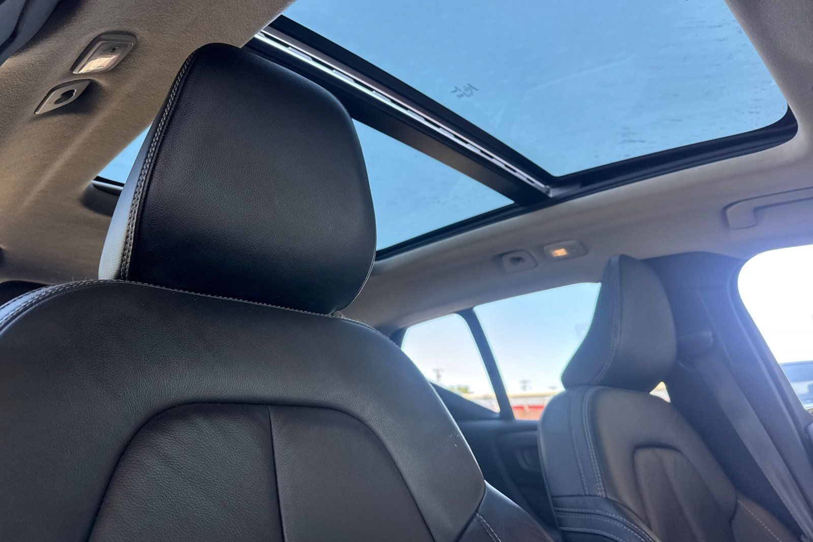 2023 Volvo XC40 B4 Plus Dark Theme