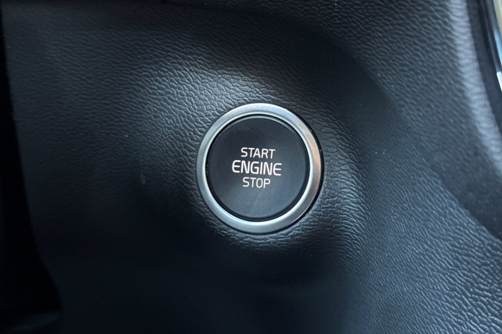 2023 Volvo XC40 B4 Plus Dark Theme