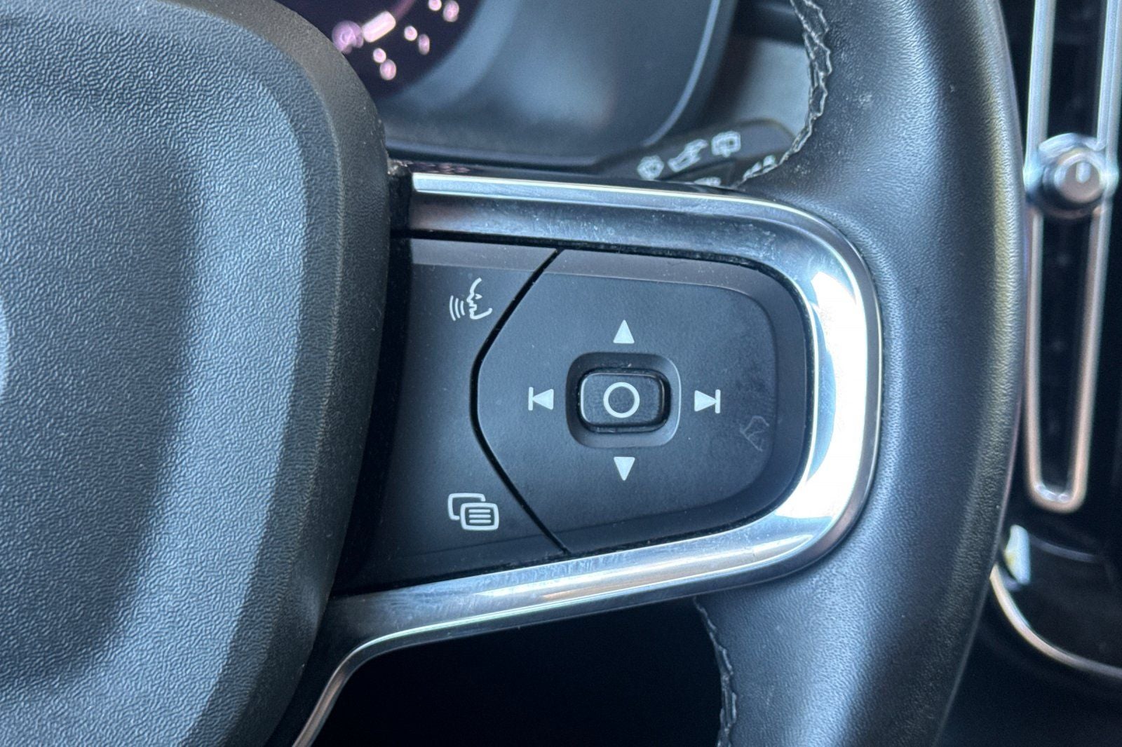 2023 Volvo XC40 B4 Plus Dark Theme