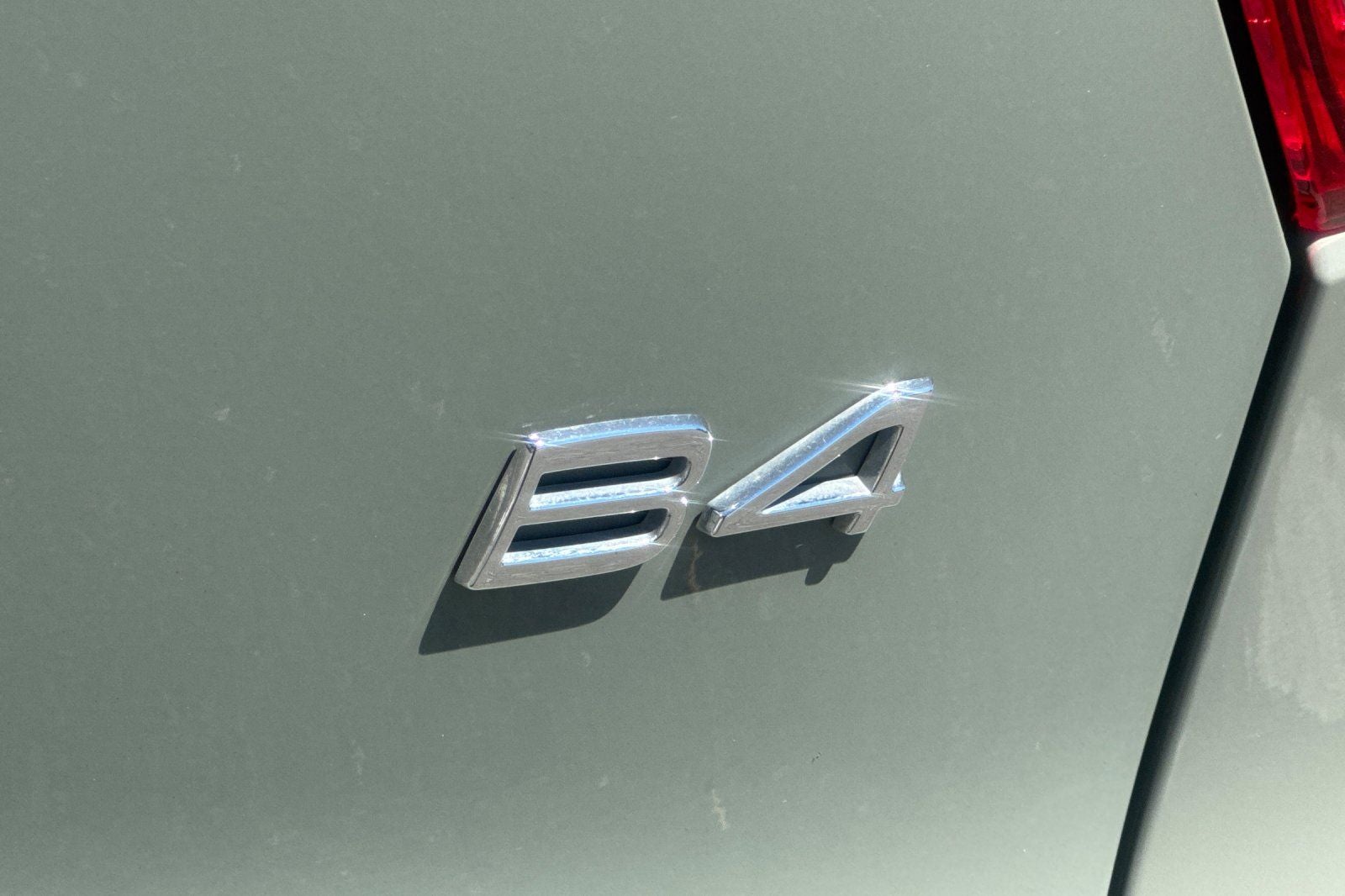 2023 Volvo XC40 B4 Plus Dark Theme